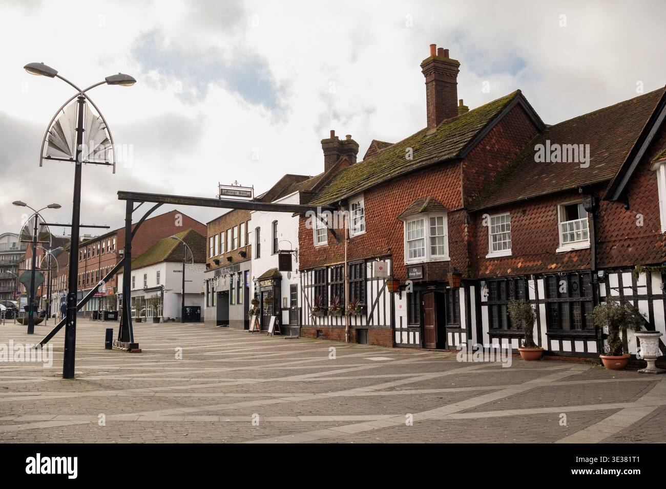 La High Street Crawley la posizione del George Hotel e il terreno di Gallows secondo i racconti, una zona molto infestata. Foto Stock
