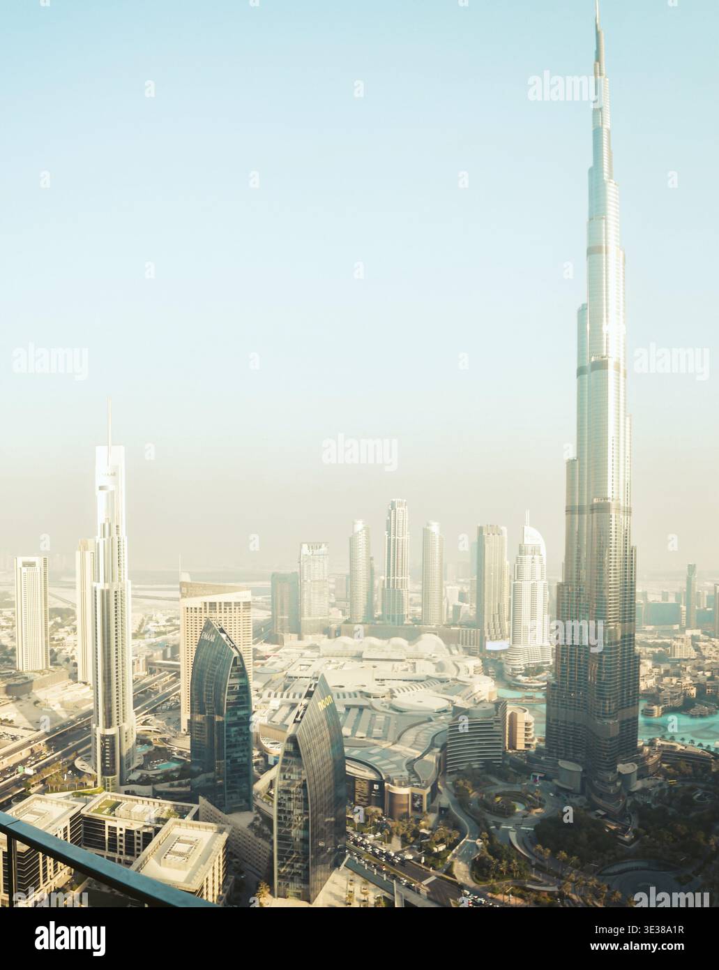 Dubai - incredibile skyline del centro città con grattacieli di lusso dalla finestra dell'hotel, Emirati Arabi Uniti Foto Stock