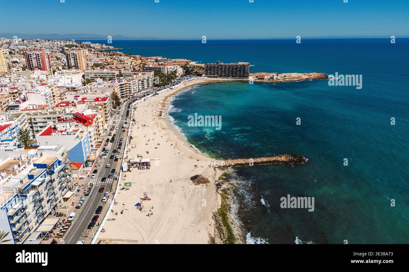 Vista panoramica aerea della città costiera di Torrevieja, acque turchesi del Mar Mediterraneo, persone che si godono una vacanza sulla spiaggia di sabbia. Destinazioni di viaggio Foto Stock