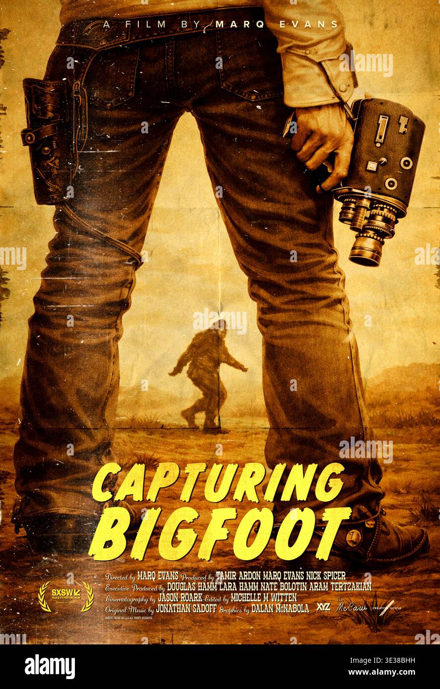 Capturing Bigfoot (2026) diretto da Marq Evans e interpretato da Teresa Brooks, Bob Gimlin e Bob Heironimus. Una troupe documentarista scopre un film da 16 mm che potrebbe dimostrare che il filmato Patterson Gimlin Bigfoot è una bufala, costringendoli a confrontarsi con l'eredità di uno dei più famosi pezzi di ambigua filmati nella storia della crittografia. USA SOLO PER USO EDITORIALE DI un foglio di poster. Crediti: BFA / XYZ Films Foto Stock