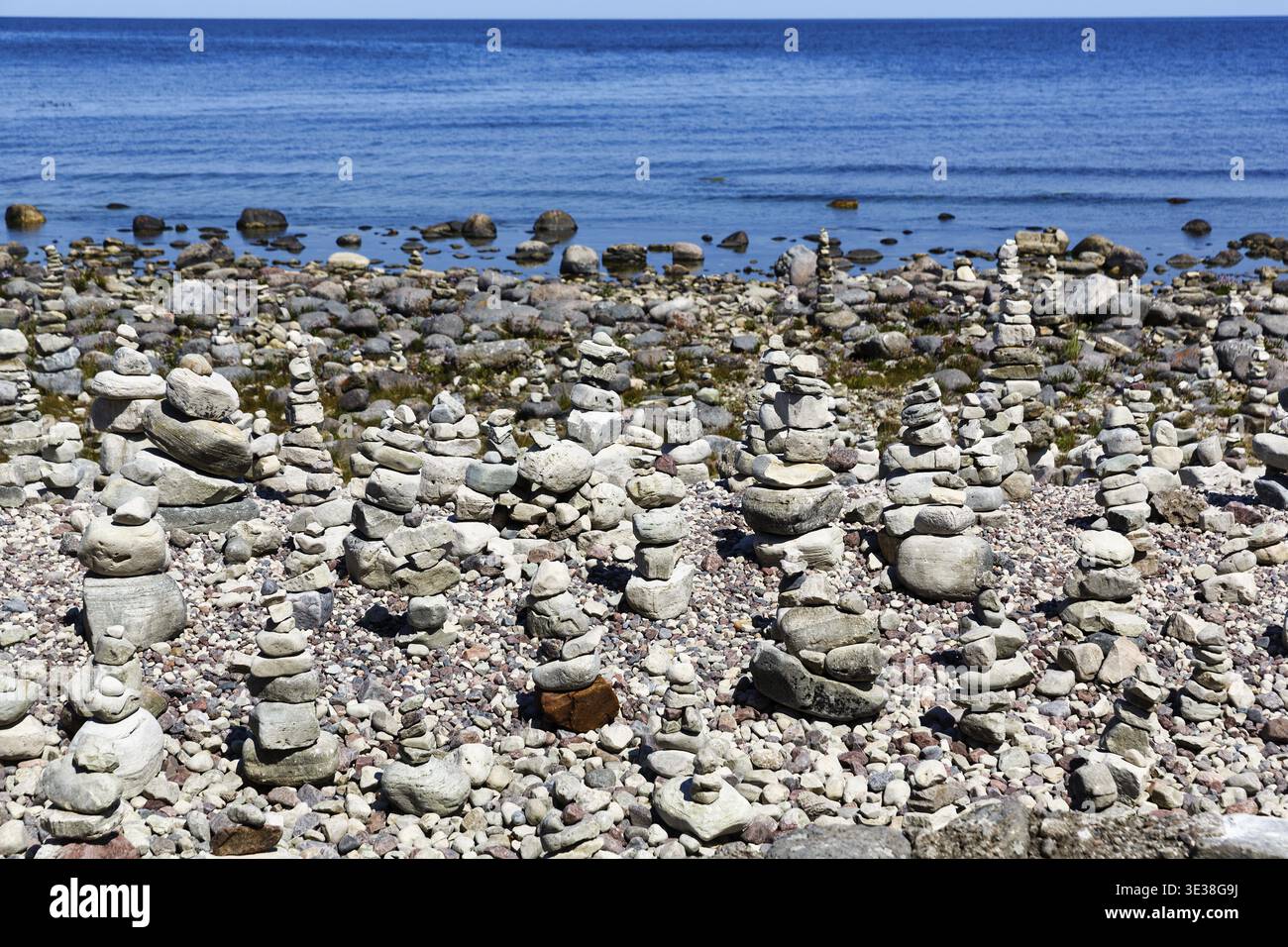 Campo di macerie, spiaggia rocciosa, costa sull'isola di Stora, mucchio di pietra, uomo di pietra, Mar Baltico, Oeland, Kalmar laen, Svezia Foto Stock