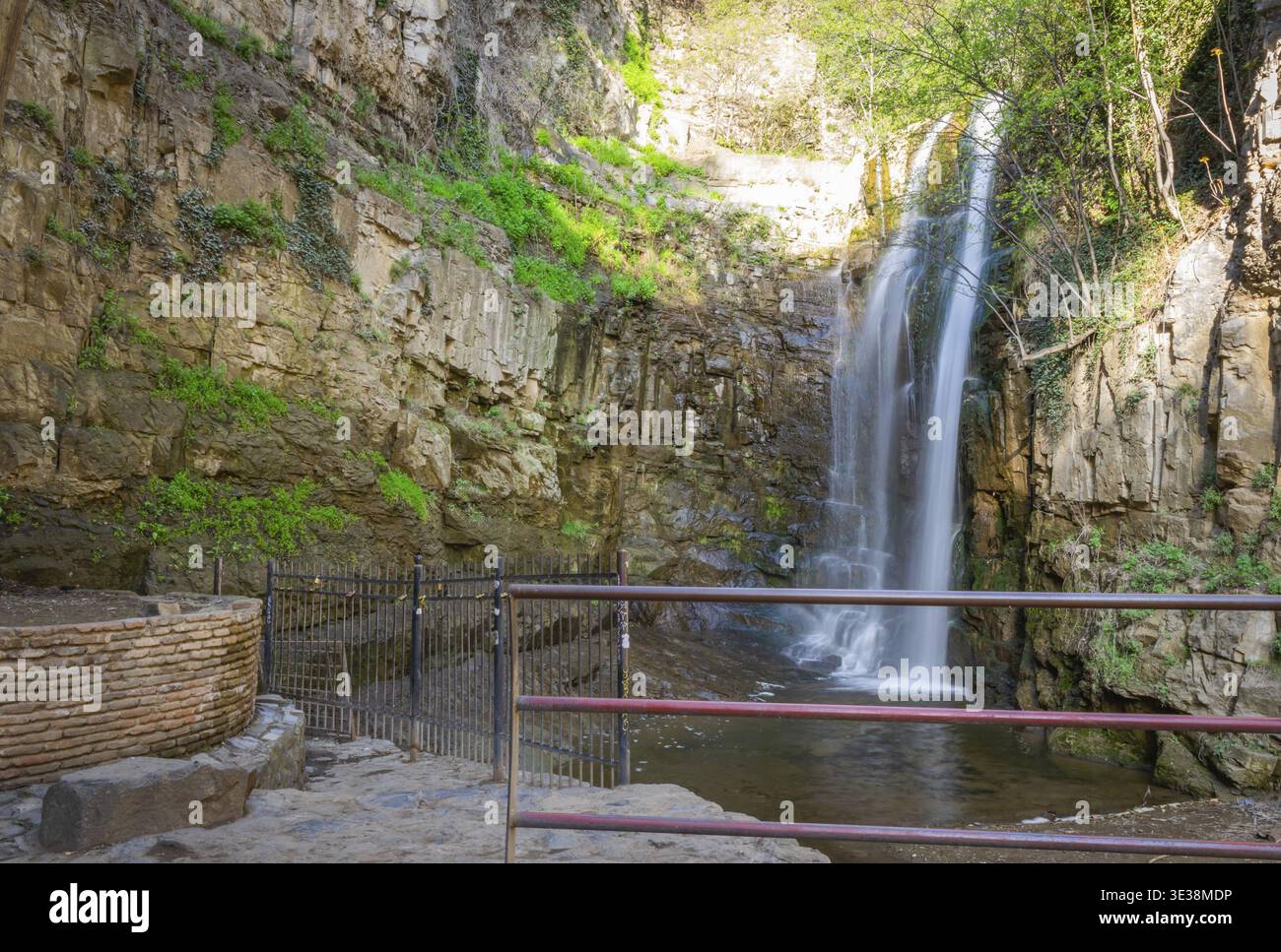 Cascata di Tbilisi con torrente d'acqua setosa circondato dalla natura primaverile e senza persone intorno. Attrazioni nel centro della città di Tbilisi. Destinazione del viaggio - Foto Stock