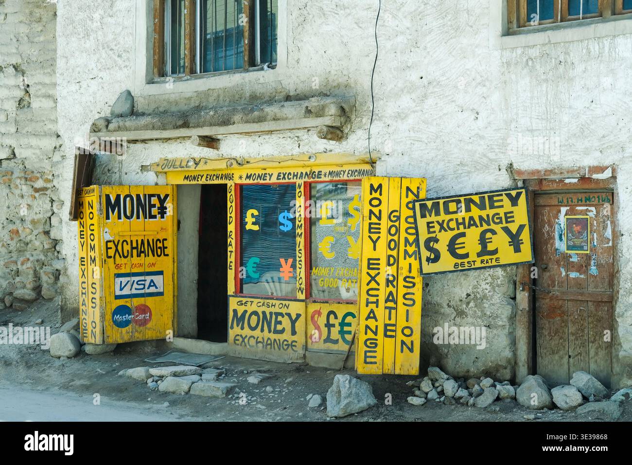 Ufficio di cambio nella città vecchia. Vista dell'ufficio di cambio valuta con cartelloni. Servizi locali per viaggiatori e turisti Foto Stock