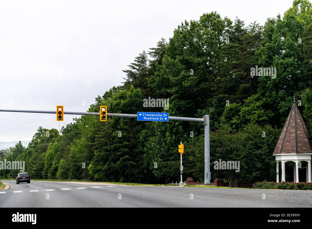 Fairfax Station, Northern Virginia 123 County Highway Ox Road con auto in nuvoloso giorno estivo con attraversamento a piedi e segnale Roseland e Crosspointe Drive Foto Stock