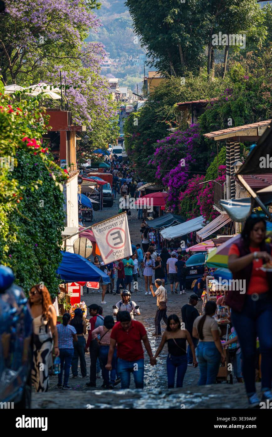 Tepoztlan, Messico - 26 marzo 2024. La strada turistica principale del Tepozteco si dirige verso la piramide Foto Stock