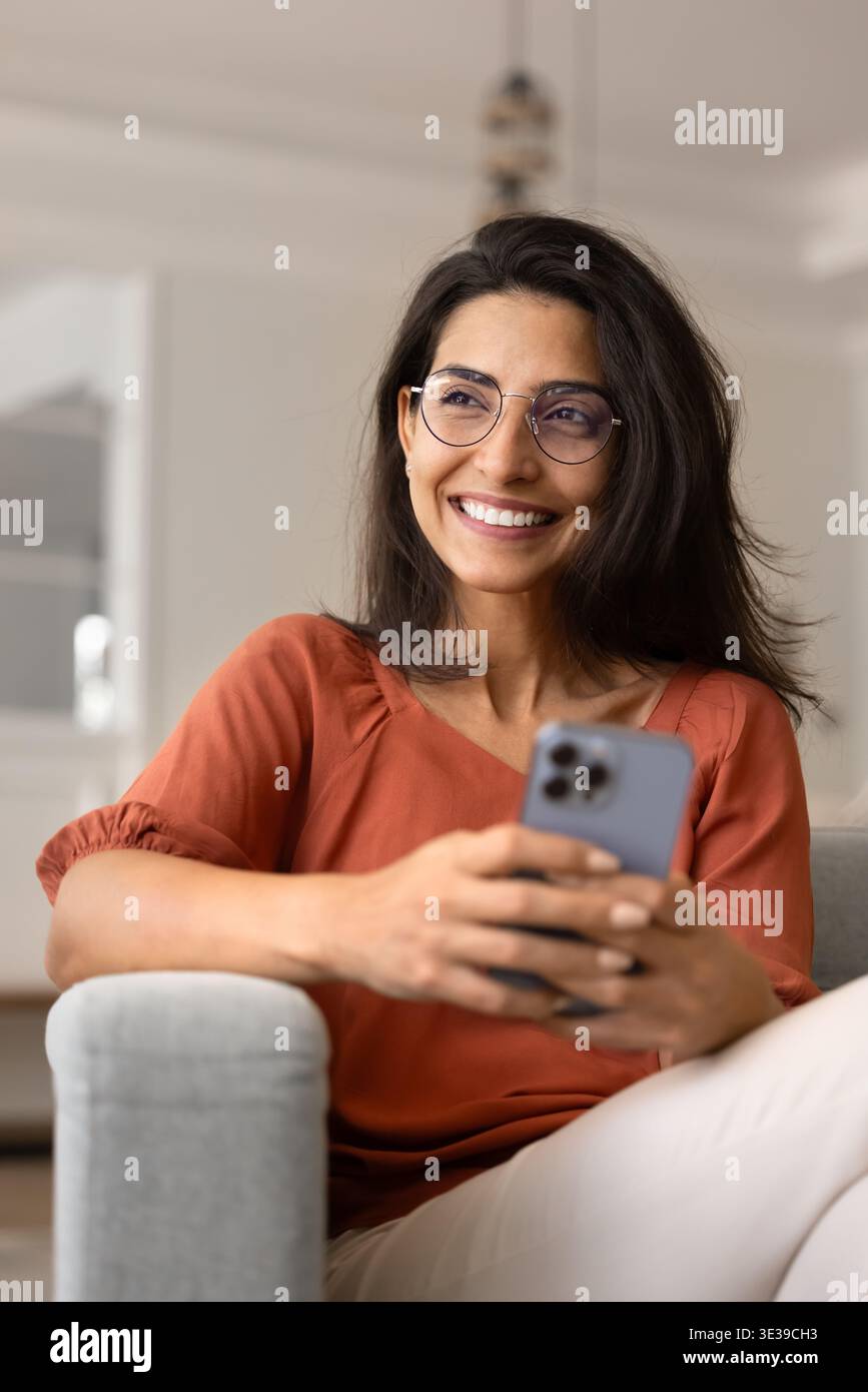 Donna felice che ha ricevuto un messaggio o un avviso sullo smartphone Foto Stock