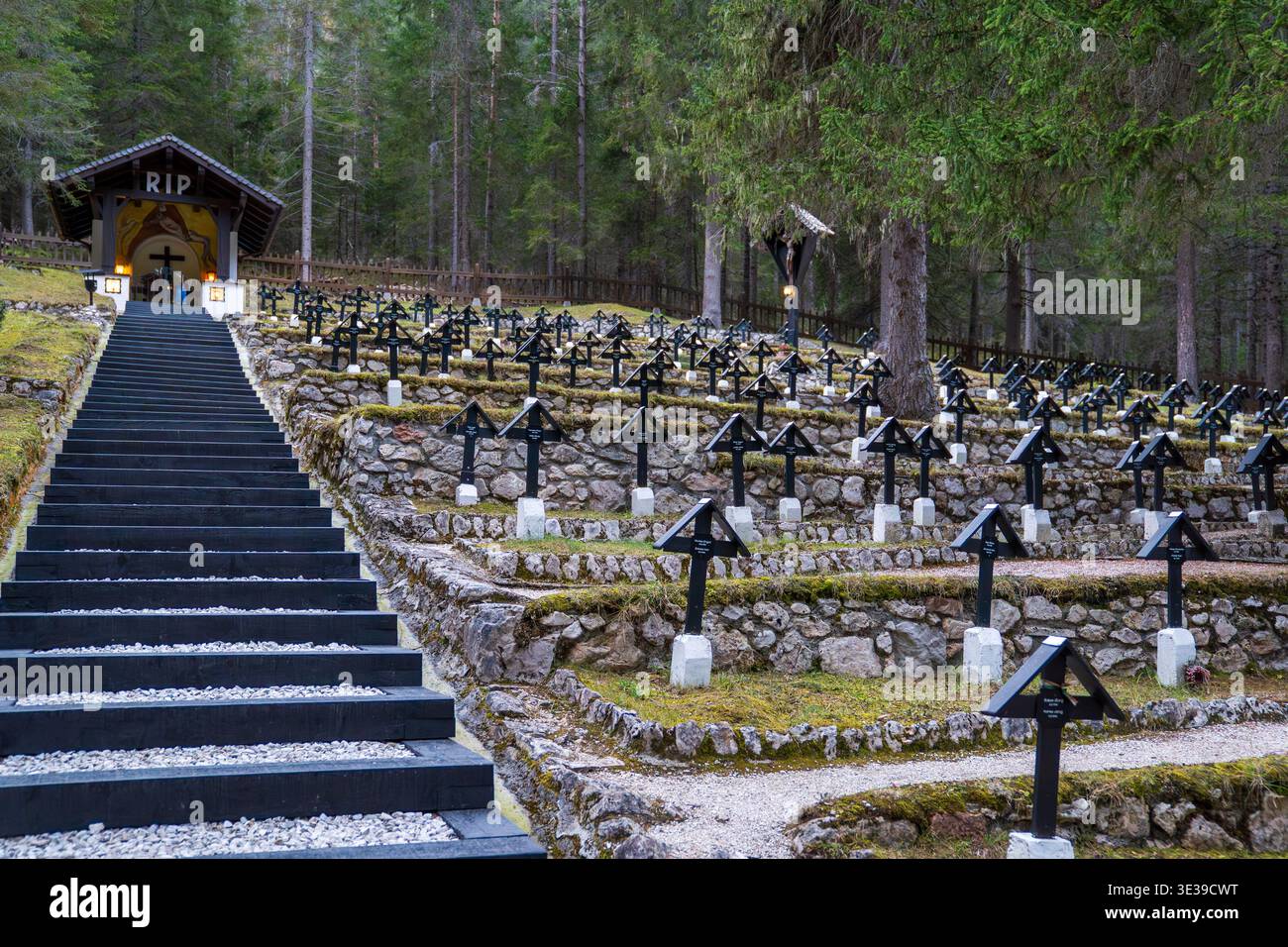 Vista suggestiva del cimitero di guerra Nasswand a Dobbiaco. Una lunga scalinata conduce ad una cappella 'Rip', fiancheggiata da terrazze in pietra con file di legno nero Foto Stock