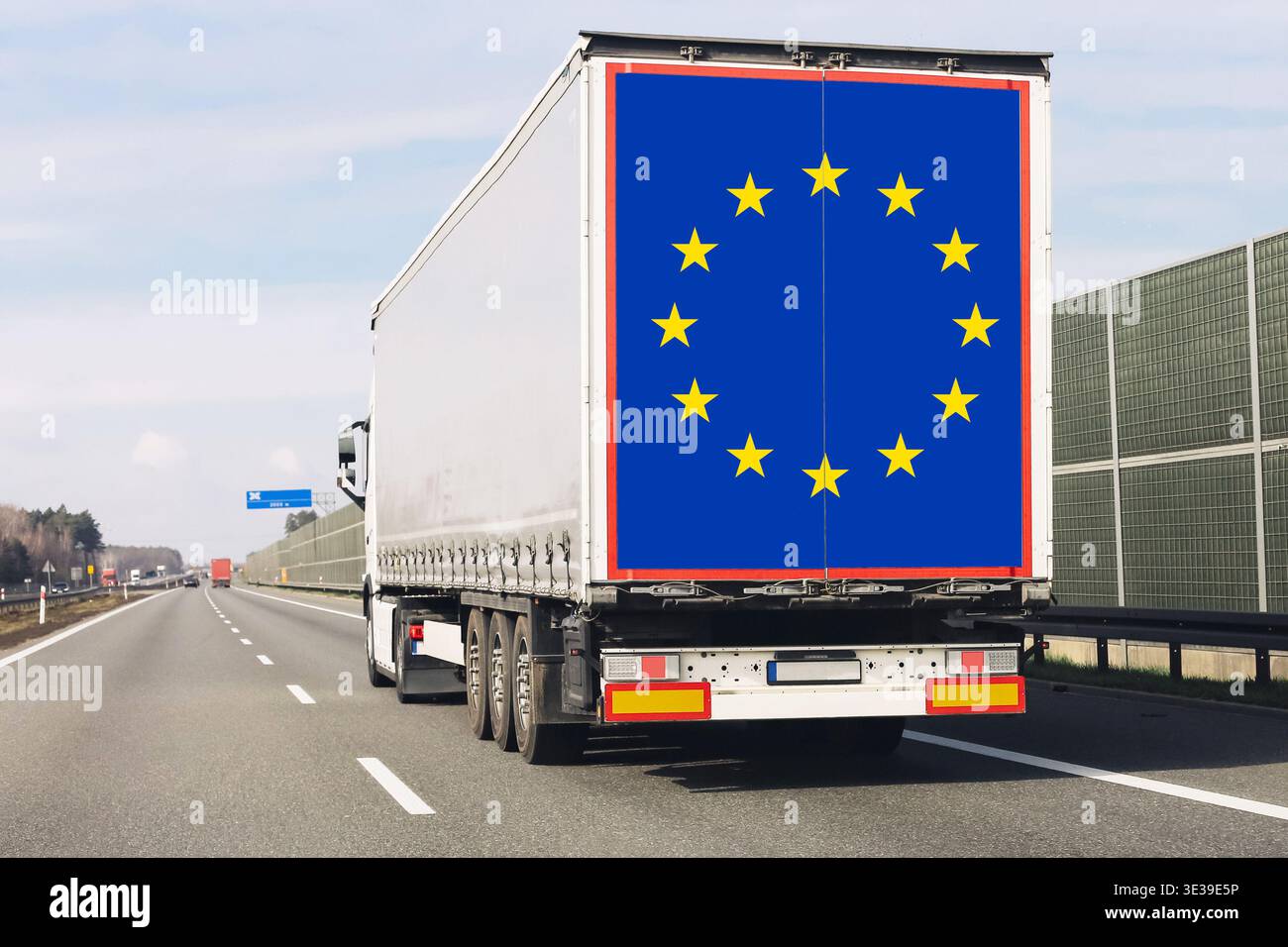 Autocarro dell'Unione europea su autostrada. Concetto di logistica e consegna del carico con bandiera UE sul rimorchio durante il trasporto internazionale su strada. Foto Stock