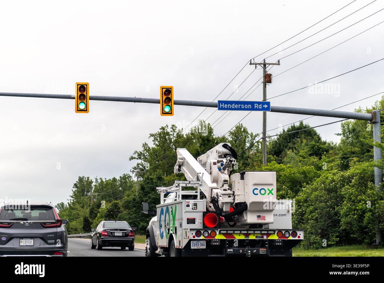 Fairfax Station, USA - 27 maggio 2025: Cartello con il logo Cox Communications in Virginia per il fornitore di servizi di telefonia Internet via cavo per camion di riparazione su strada bue Foto Stock