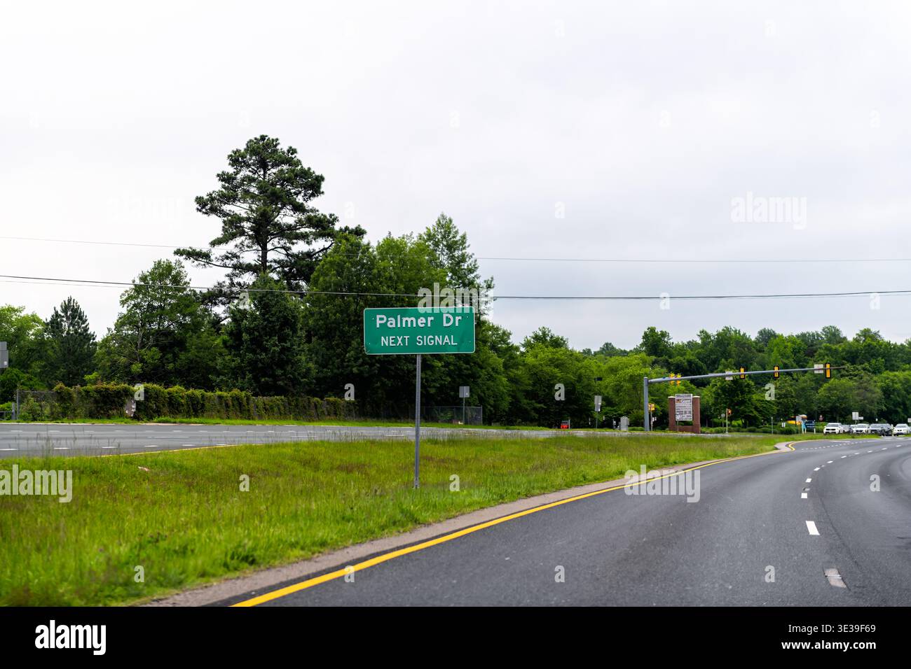 Lorton, Stati Uniti - 27 maggio 2025: Cartello della Virginia settentrionale per il segnale Palmer dr Next e Giant Shopping plaza nella valle di Lorton vicino DC Foto Stock