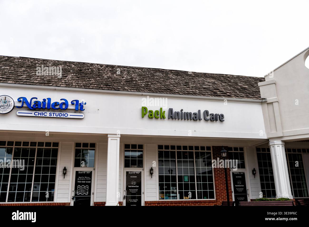 Lorton, Stati Uniti - 27 maggio 2025: Il nord della Virginia firma per la cura degli animali Pack e l'ha inchiodato in uno studio chic al Lorton Valley strip Mall plaza Foto Stock
