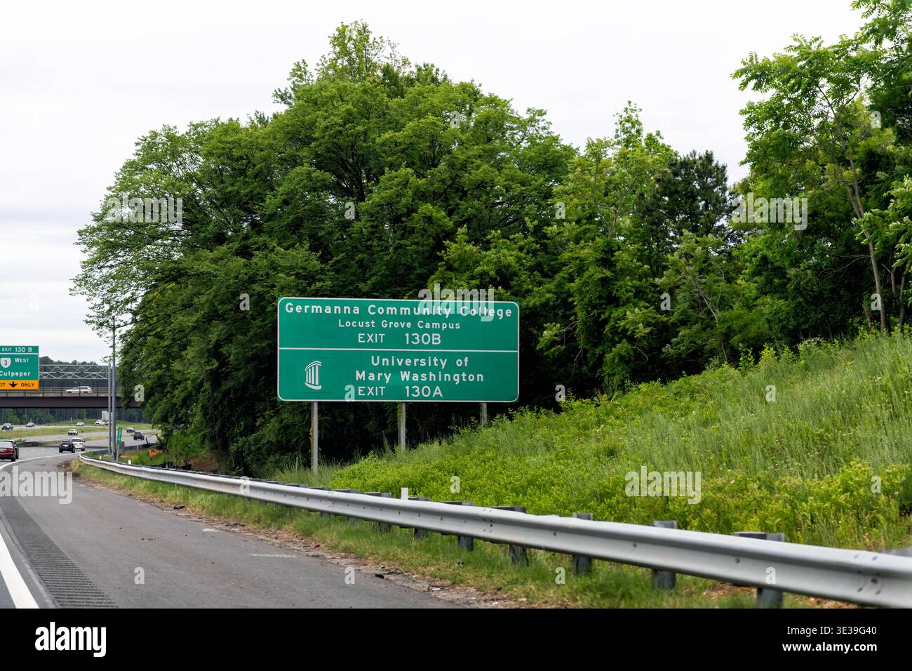 Fredericksburg, USA - 27 maggio 2025: Cartello di uscita per il Germanna Community College e l'Università di Mary Washington sulla strada statale della Virginia i-95 Foto Stock