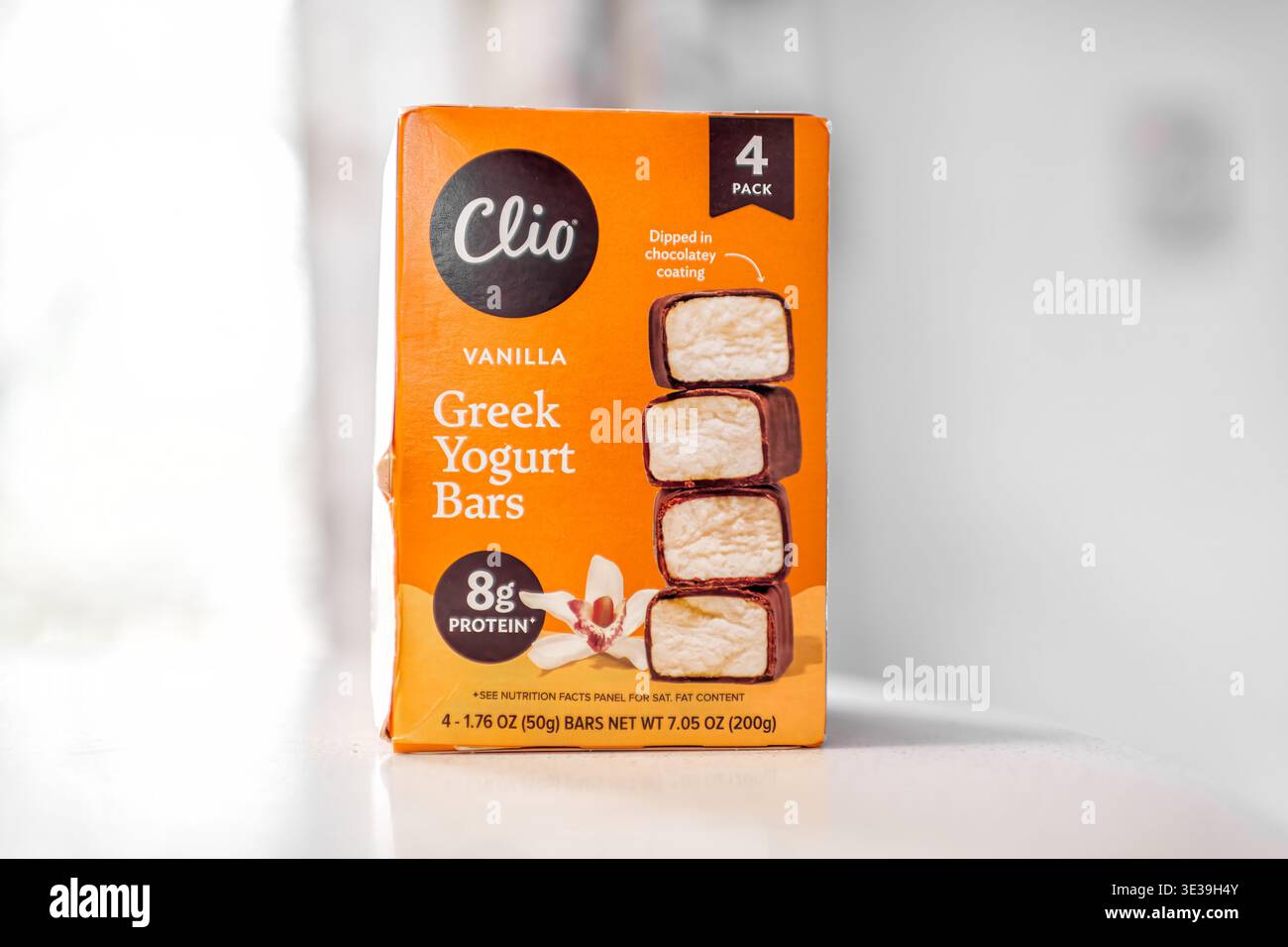Roseland, USA - 13 febbraio 2025: Barrette di cheesecake di yogurt gelati Clio ricoperte di cioccolato con gusto vanigliato ripieno di marca alimentare Foto Stock