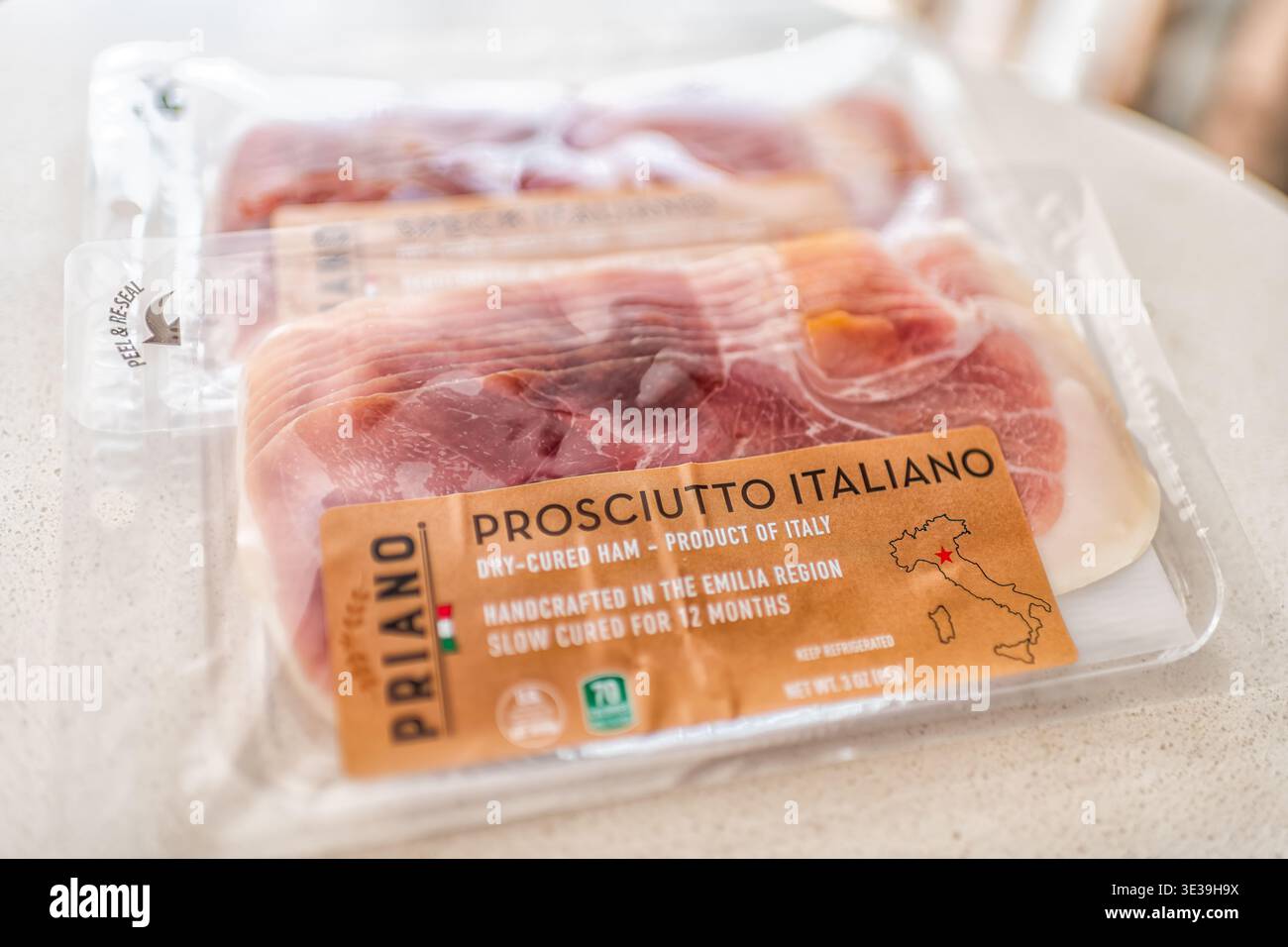 Roseland, USA - 27 febbraio 2025: Prosciutto italiano di carne di maiale prosciutto, prosciutto italiano di carne di maiale, marchio Aldi Priano, ravvicinato al prodotto alimentare affumicato a secco Foto Stock