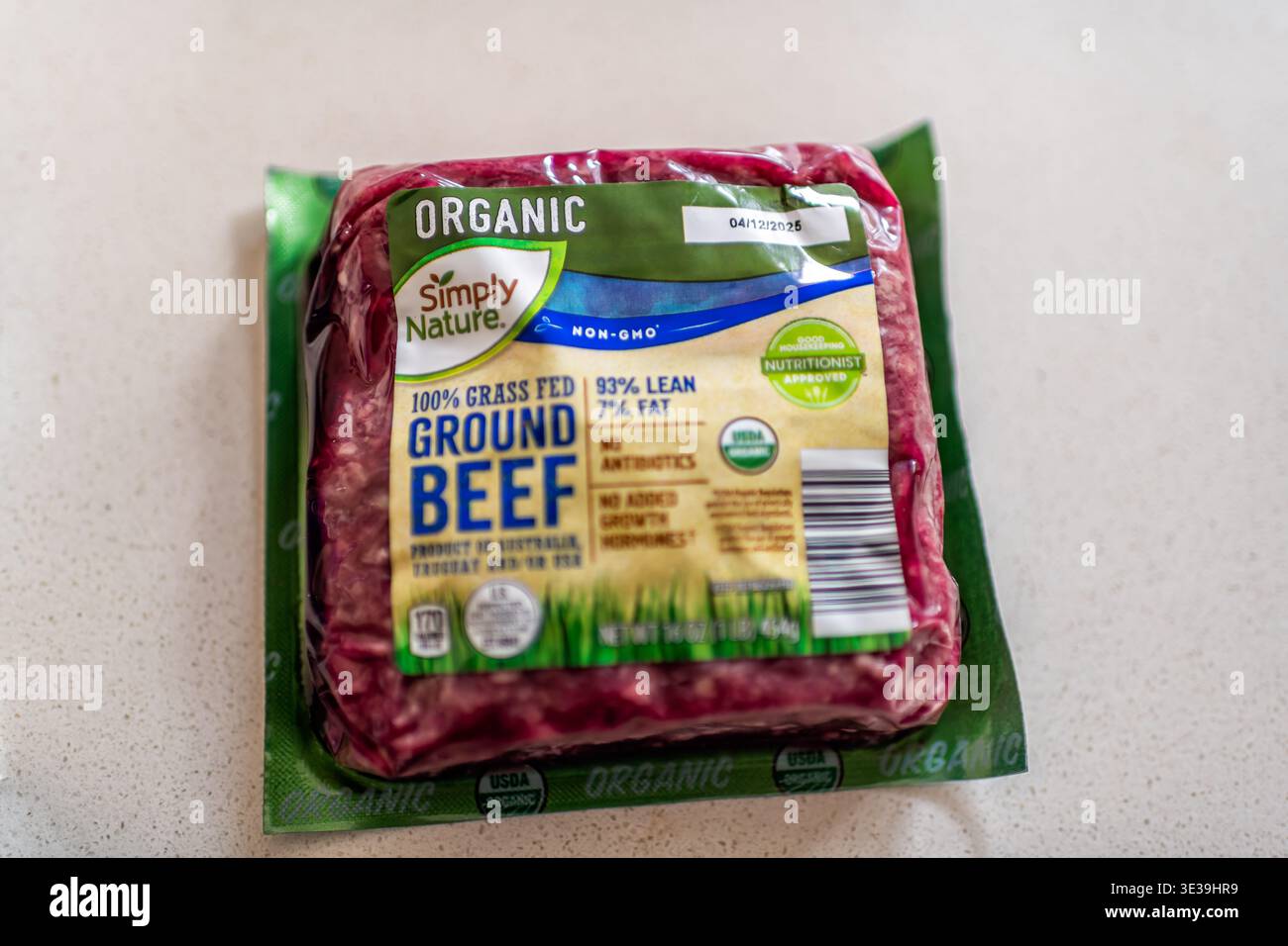 Roseland, Stati Uniti d'America - 28 marzo 2025: Carne cruda magra alimentata con erba di manzo macinata da Aldi semplicemente cibo biologico di marca Nature in confezione di plastica Foto Stock