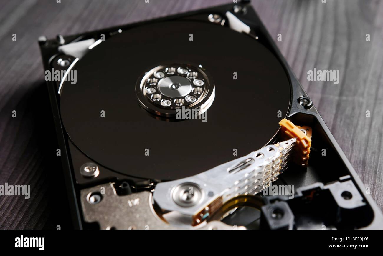 Unità disco rigido HDD del computer. Primo piano della memoria di archiviazione del computer Foto Stock