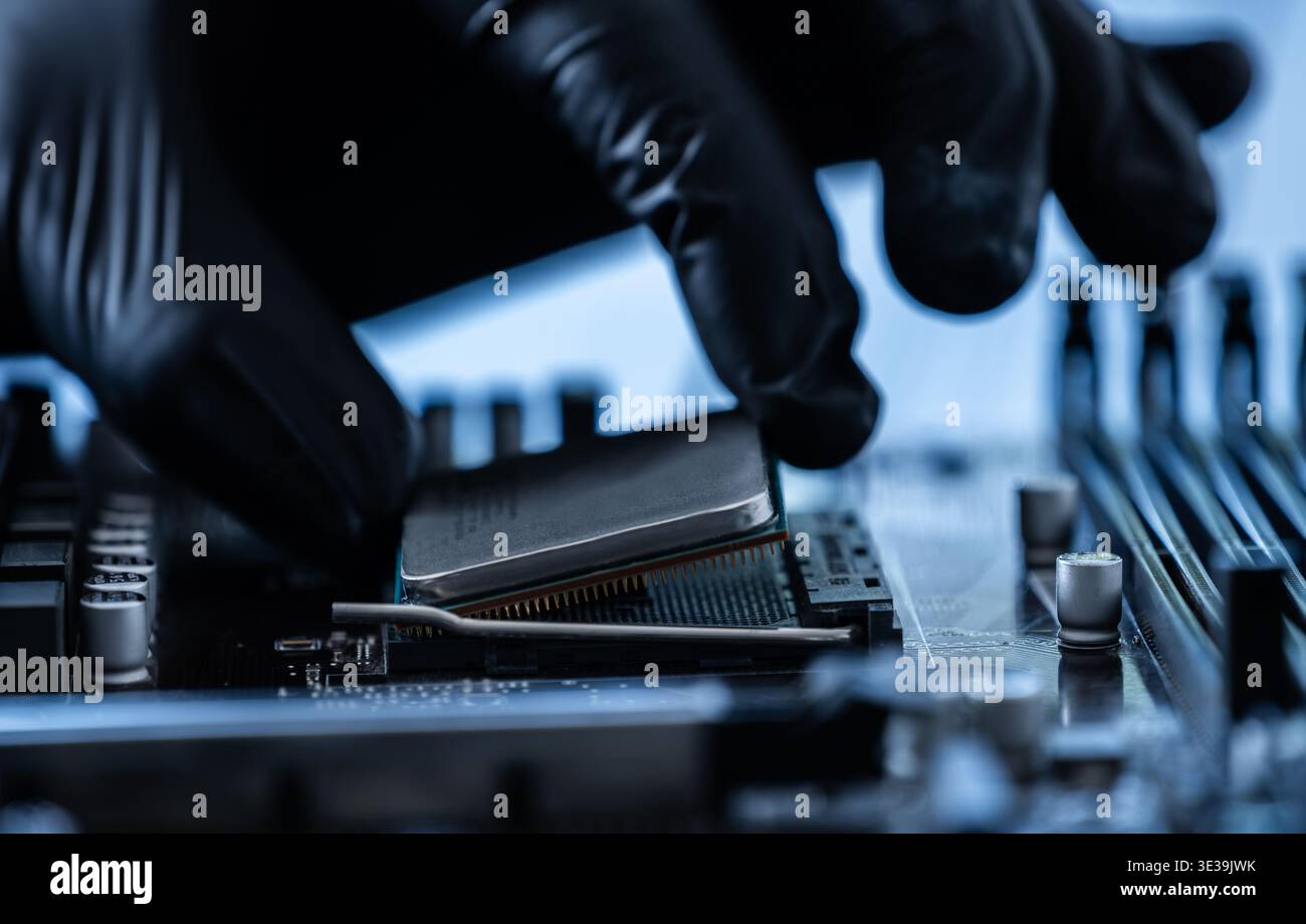 Riparazione dell'installazione del chip del processore principale sulla scheda madre in assistenza Foto Stock