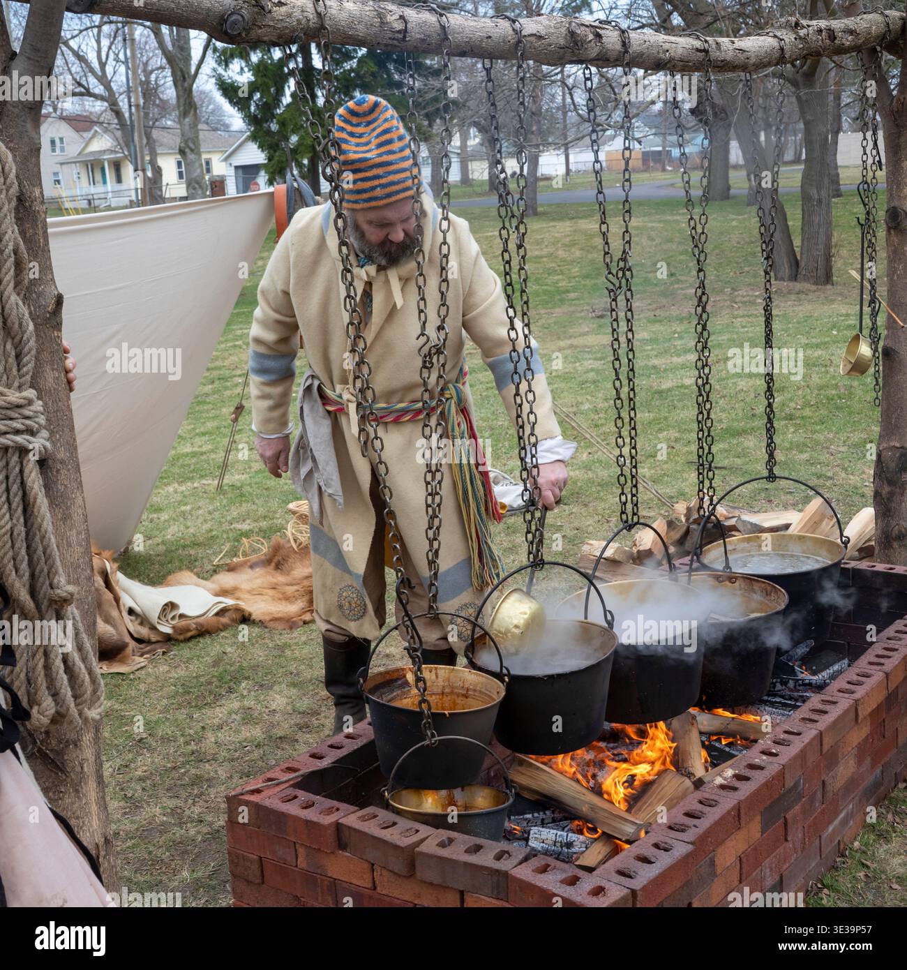 Monroe, Michigan - i lavoratori del Monroe County Museum dimostrano lo zucchero in acero come veniva fatto nei primi anni '1800 Foto Stock