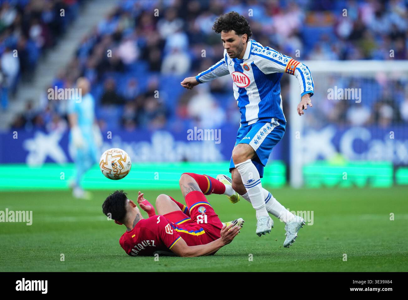 Barcellona, Spagna. 21 marzo 2026. Leandro Cabrera di RCD Espanyol e Luis Vasquez di Getafe durante la Liga EA Sports match tra RCD Espanyol e Getafe CF giocato allo stadio RCDE il 21 marzo 2026 a Barcellona, Spagna. (Foto di Bagu Blanco/PRESSINPHOTO) credito: PRESSINPHOTO SPORTS AGENCY/Alamy Live News Foto Stock