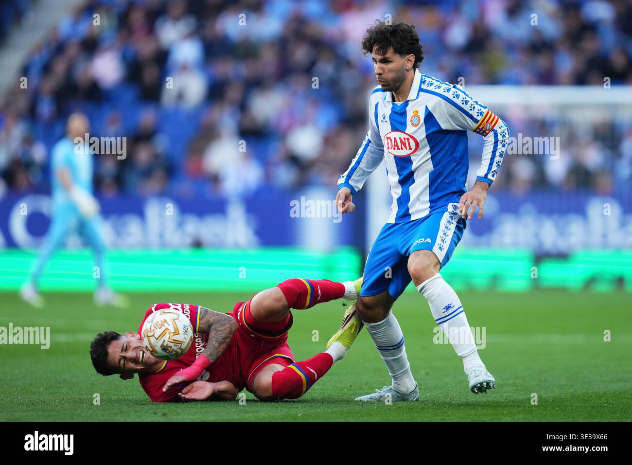 Barcellona, Spagna. 21 marzo 2026. Leandro Cabrera di RCD Espanyol e Luis Vasquez di Getafe durante la Liga EA Sports match tra RCD Espanyol e Getafe CF giocato allo stadio RCDE il 21 marzo 2026 a Barcellona, Spagna. (Foto di Bagu Blanco/PRESSINPHOTO) credito: PRESSINPHOTO SPORTS AGENCY/Alamy Live News Foto Stock