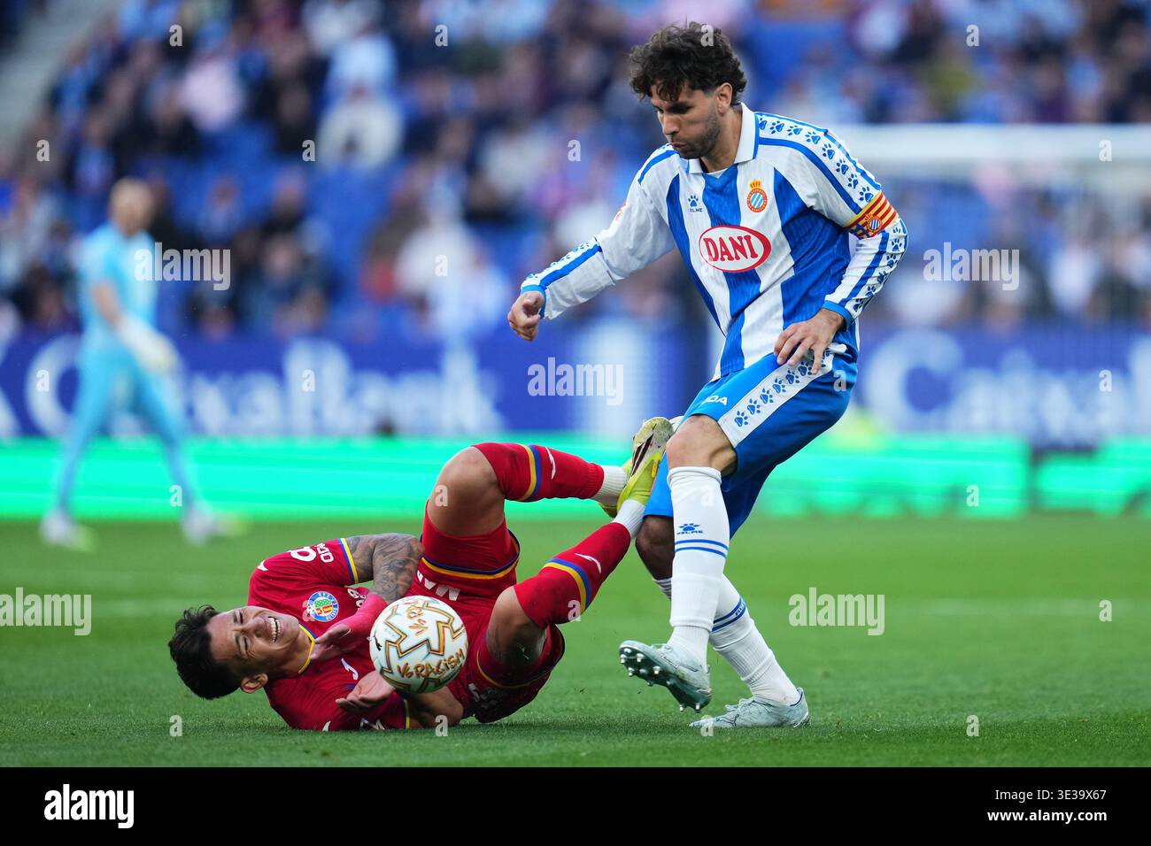 Barcellona, Spagna. 21 marzo 2026. Leandro Cabrera di RCD Espanyol e Luis Vasquez di Getafe durante la Liga EA Sports match tra RCD Espanyol e Getafe CF giocato allo stadio RCDE il 21 marzo 2026 a Barcellona, Spagna. (Foto di Bagu Blanco/PRESSINPHOTO) credito: PRESSINPHOTO SPORTS AGENCY/Alamy Live News Foto Stock