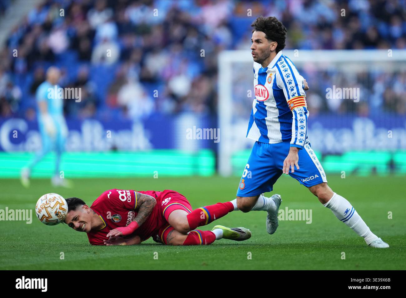 Barcellona, Spagna. 21 marzo 2026. Leandro Cabrera di RCD Espanyol e Luis Vasquez di Getafe durante la Liga EA Sports match tra RCD Espanyol e Getafe CF giocato allo stadio RCDE il 21 marzo 2026 a Barcellona, Spagna. (Foto di Bagu Blanco/PRESSINPHOTO) credito: PRESSINPHOTO SPORTS AGENCY/Alamy Live News Foto Stock