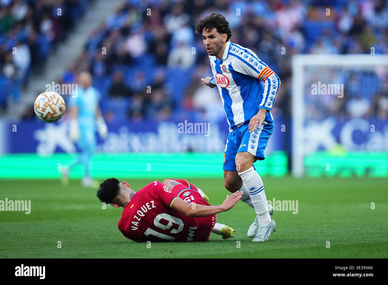 Barcellona, Spagna. 21 marzo 2026. Leandro Cabrera di RCD Espanyol e Luis Vasquez di Getafe durante la Liga EA Sports match tra RCD Espanyol e Getafe CF giocato allo stadio RCDE il 21 marzo 2026 a Barcellona, Spagna. (Foto di Bagu Blanco/PRESSINPHOTO) credito: PRESSINPHOTO SPORTS AGENCY/Alamy Live News Foto Stock