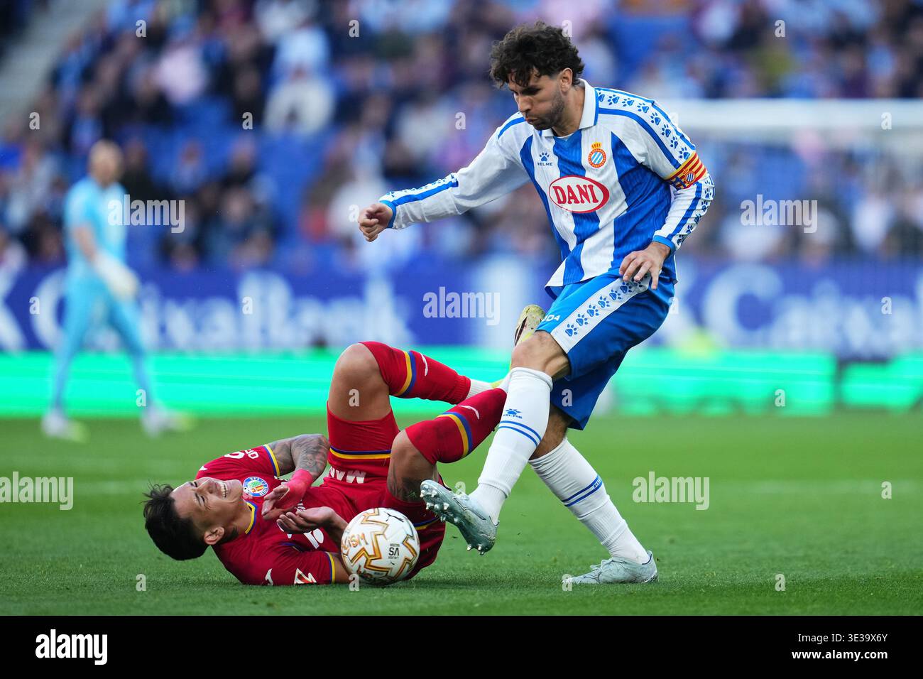 Barcellona, Spagna. 21 marzo 2026. Leandro Cabrera di RCD Espanyol e Luis Vasquez di Getafe durante la Liga EA Sports match tra RCD Espanyol e Getafe CF giocato allo stadio RCDE il 21 marzo 2026 a Barcellona, Spagna. (Foto di Bagu Blanco/PRESSINPHOTO) credito: PRESSINPHOTO SPORTS AGENCY/Alamy Live News Foto Stock