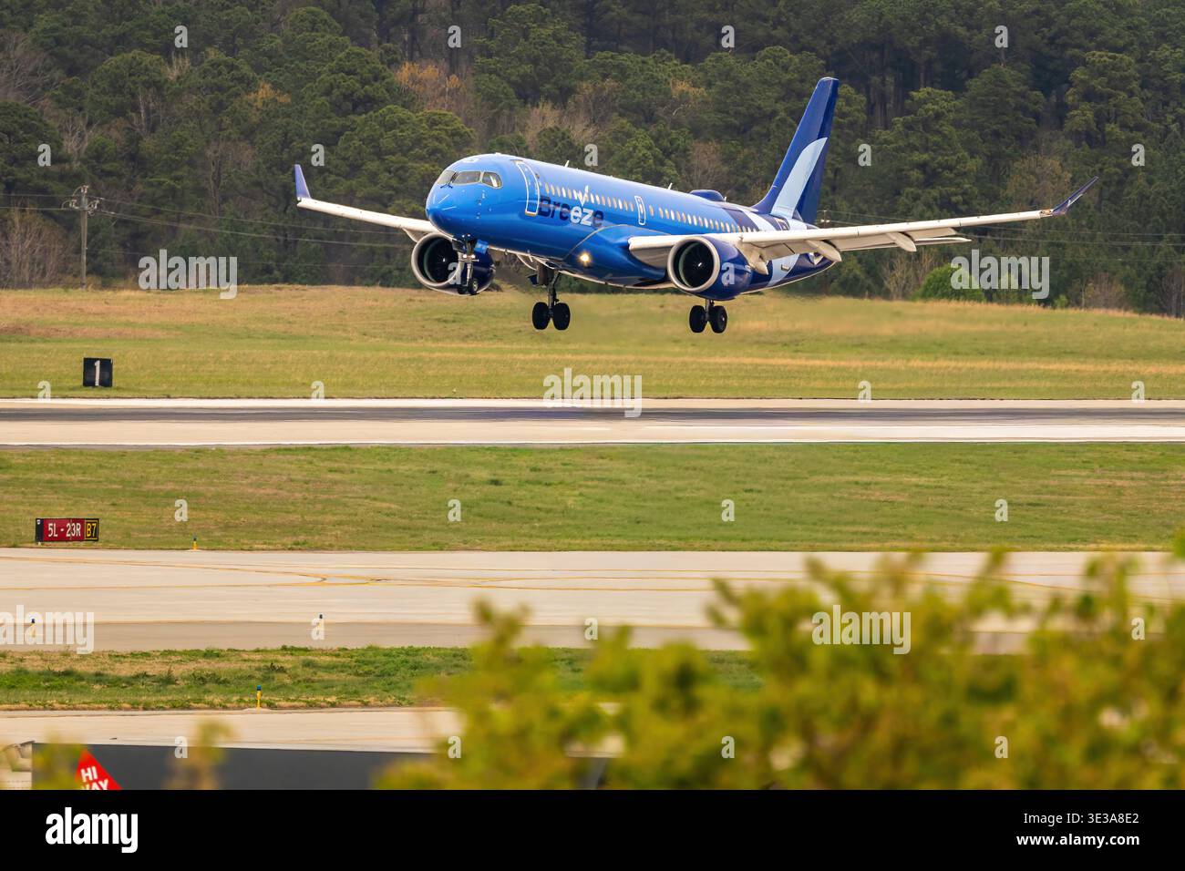 Raleigh, Carolina del Nord, Stati Uniti – marzo 2026: Aerei Breeze Airways Airbus A220 atterrano all'aeroporto internazionale di Raleigh-Durham (RDU). Foto Stock