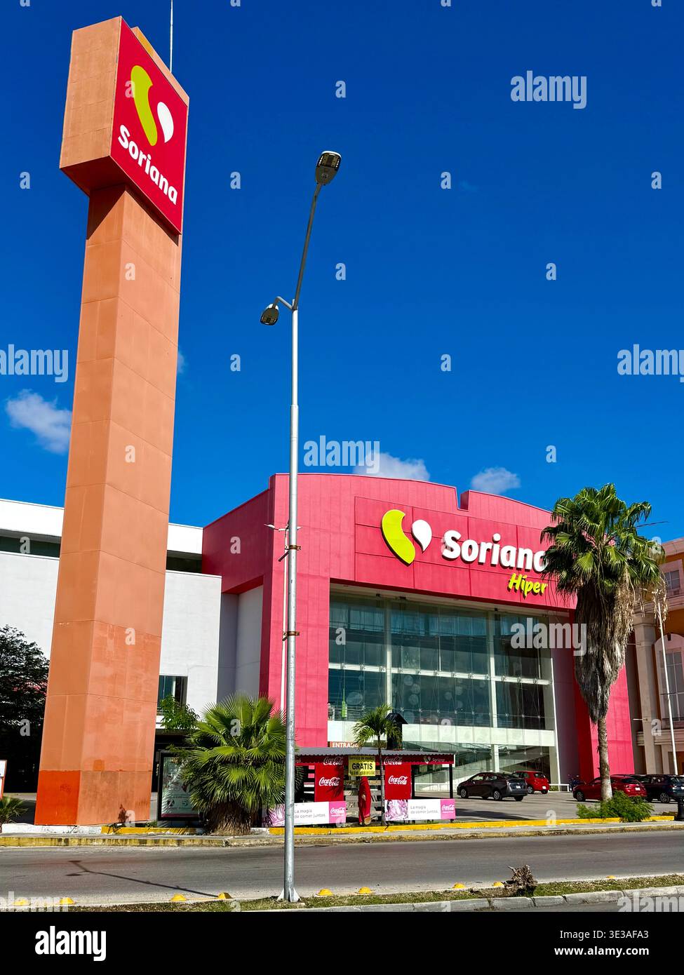 Edificio del supermercato Soriana in un'area commerciale urbana di Mérida, Yucatán, Messico - Immagine stock catturata con smartphone