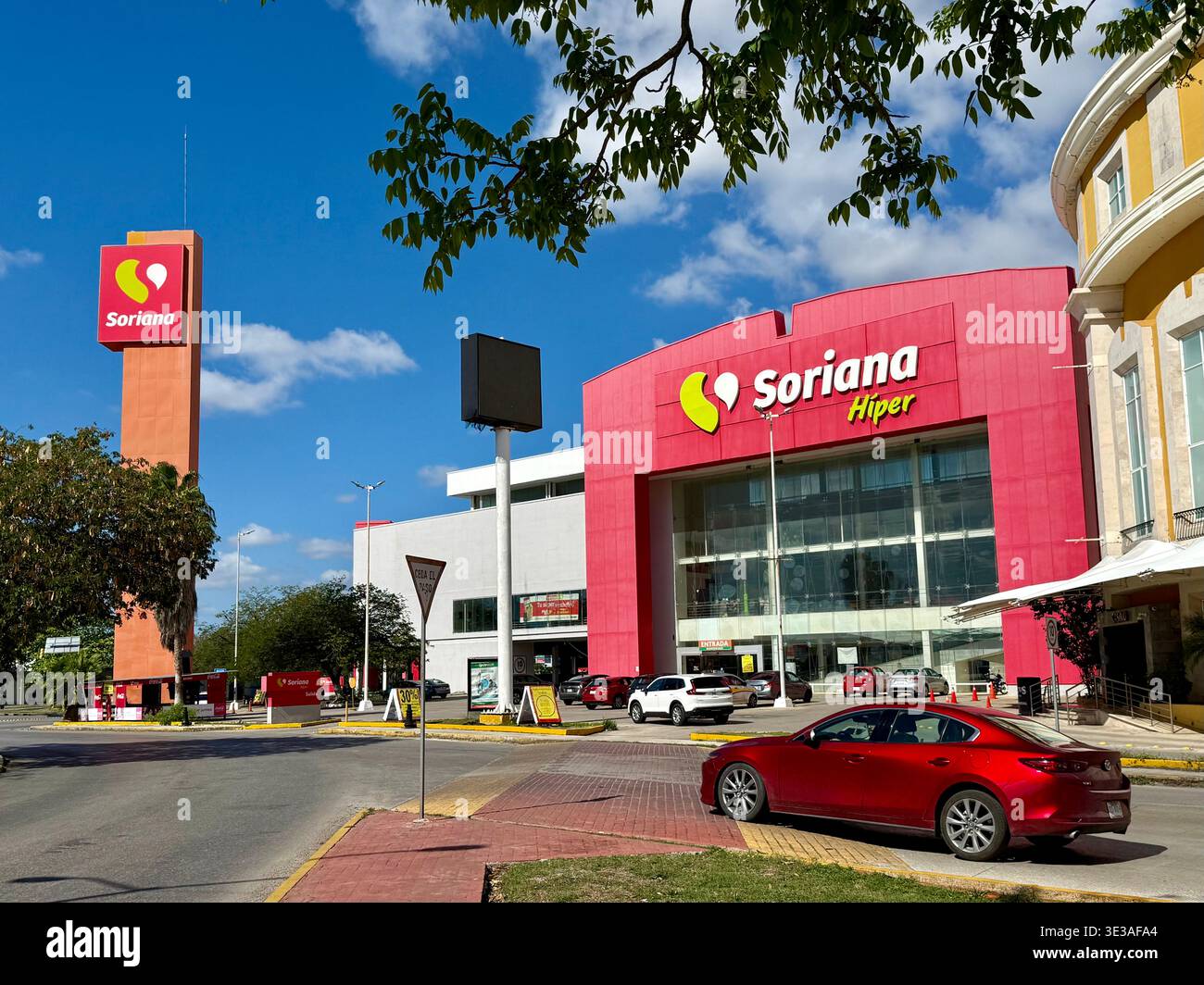 Edificio del supermercato Soriana in un'area commerciale urbana di Mérida, Yucatán, Messico - Immagine stock catturata con smartphone