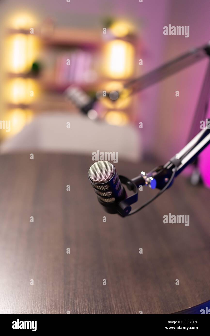 Microfono a condensatore con vista ravvicinata per la registrazione di podcast in studio Foto Stock