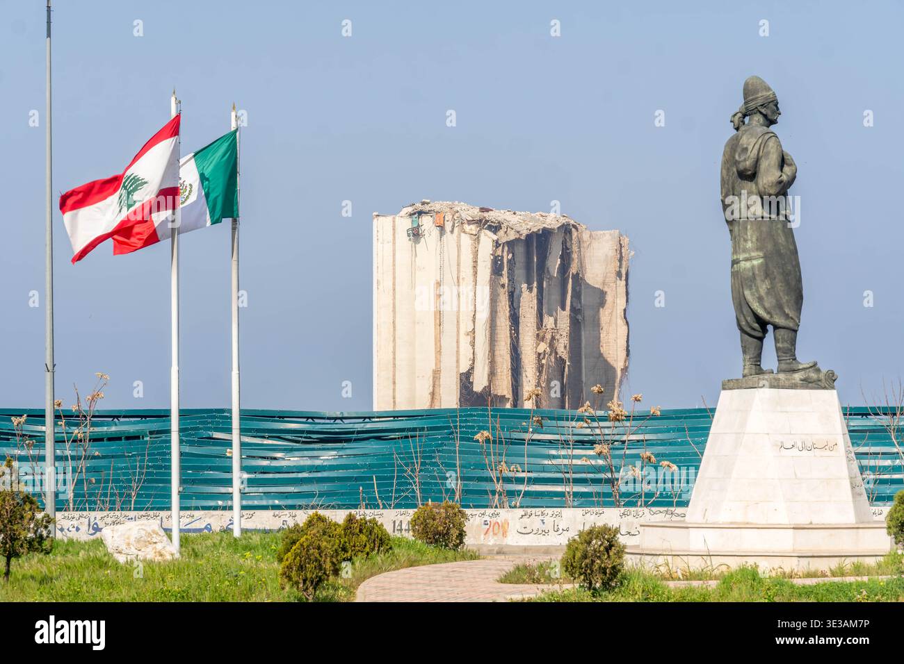 Sito dell'esplosione di Beirut con monumento agli immigrati, bandiere del Libano e del Messico. Foto Stock