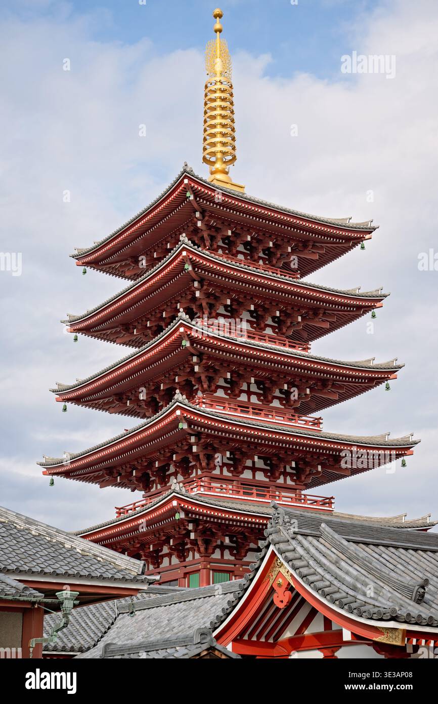 Tokyo Giappone - gennaio 2026: Senso‑ji Shrine Rooflines with Five Story Pagoda, Asakusa Foto Stock