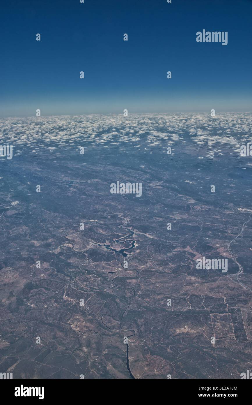 Veduta aerea di Zufre, Spagna, che mostra il paesaggio e le nuvole. Foto Stock
