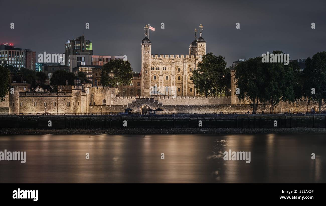 Vista panoramica notturna della Torre illuminata delle mura e delle torri della fortezza di Londra Foto Stock