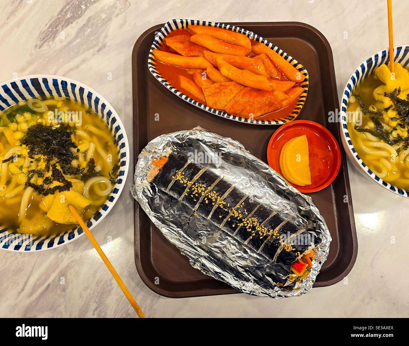 Kimpab coreano sulla pellicola, tteokbokki, ravanello, udon Foto Stock