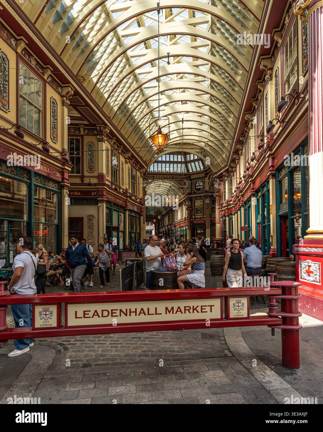 Gli interni vittoriani e il tetto in vetro del mercato di Leadenhall a Londra Foto Stock