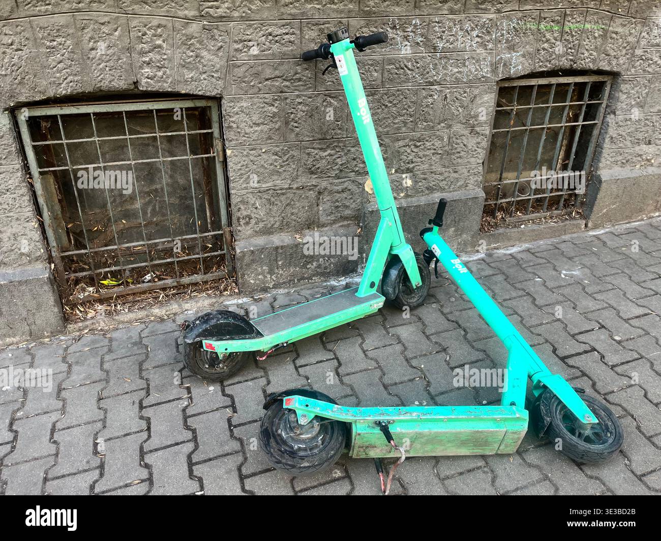 Scooter elettrici BinBin a noleggio scartati su marciapiedi a Sofia Bulgaria, Europa orientale, Balcani, UE Foto Stock