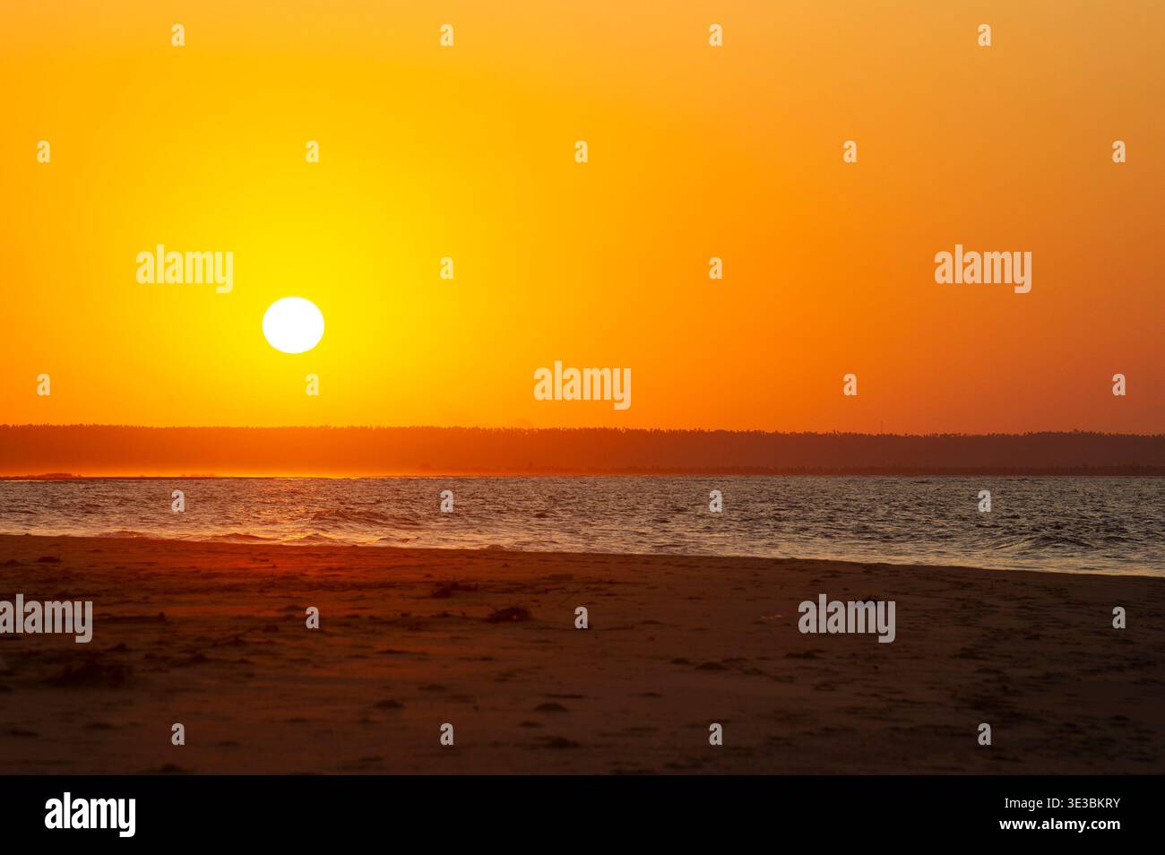 Tramonto sull'oceano, Tofo, Mozambico Foto Stock