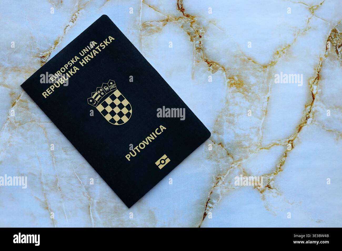 Passaporto croato sul tavolo da vicino. Libro ufficiale dei documenti di identificazione per i cittadini della Croazia. Concetto di viaggio e turismo in Croazia Foto Stock