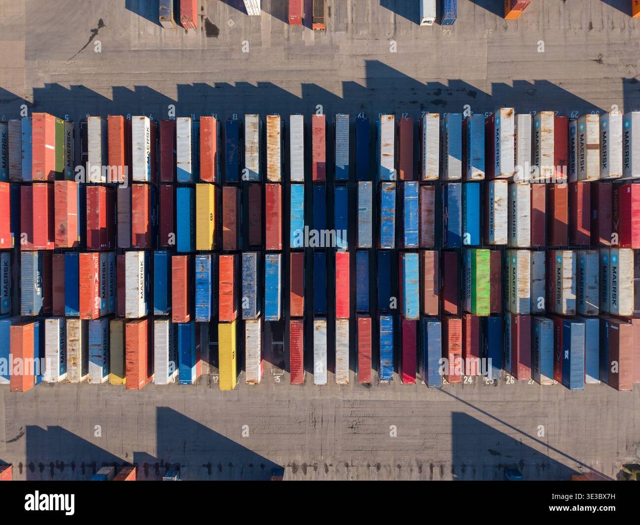Immagine aerea che guarda in basso su file di contenitori colorati per spedizioni presso il terminal Seaforth, creando un ritmico schema industriale. Foto Stock
