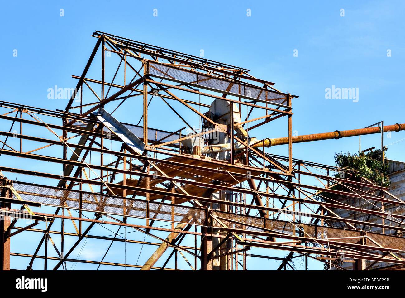 Struttura metallica ruggine dell'ex impianto di stoccaggio dei cereali durante la fase di demolizione - Preuilly-sur-Claise, Indre-et-Loire (37), Francia. Foto Stock