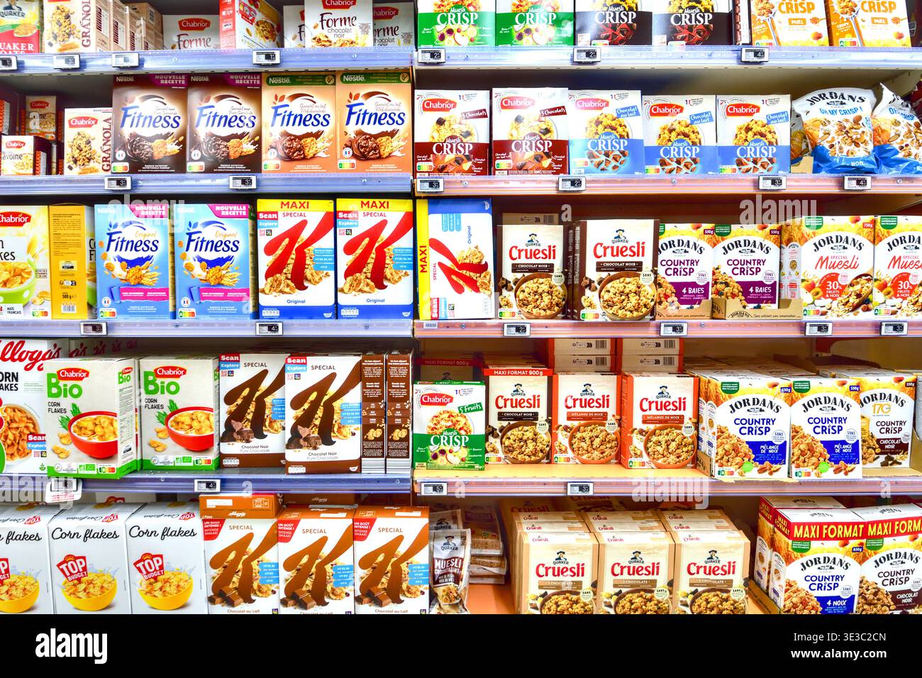 Pacchetti di cereali da colazione Kellogg's, Quaker, Chabrior e Jordans in vendita al supermercato Intermarche - Yzeures-sur-Creuse, Indre-et-Loire, Francia. Foto Stock