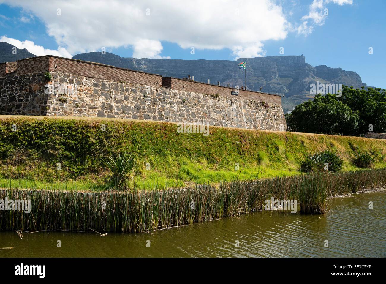 Fossato di fronte al Bastione di Leerdam presso il Castello di buona speranza, città del Capo, Sud Africa Foto Stock