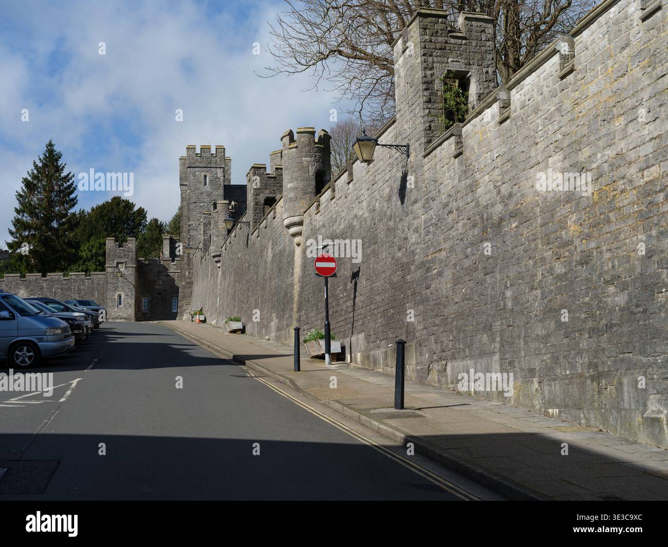Le mura difensive del Castello di Arundel sono situate sulla High Street che guarda in alto sulla collina verso la porta cittadina del Sussex West England. Foto Stock