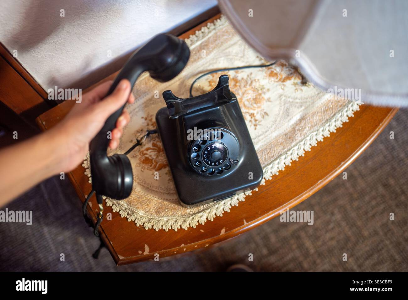 Telefono rotativo Vintage su tavolo in legno, nostalgico concetto di comunicazione. Foto di alta qualità Foto Stock