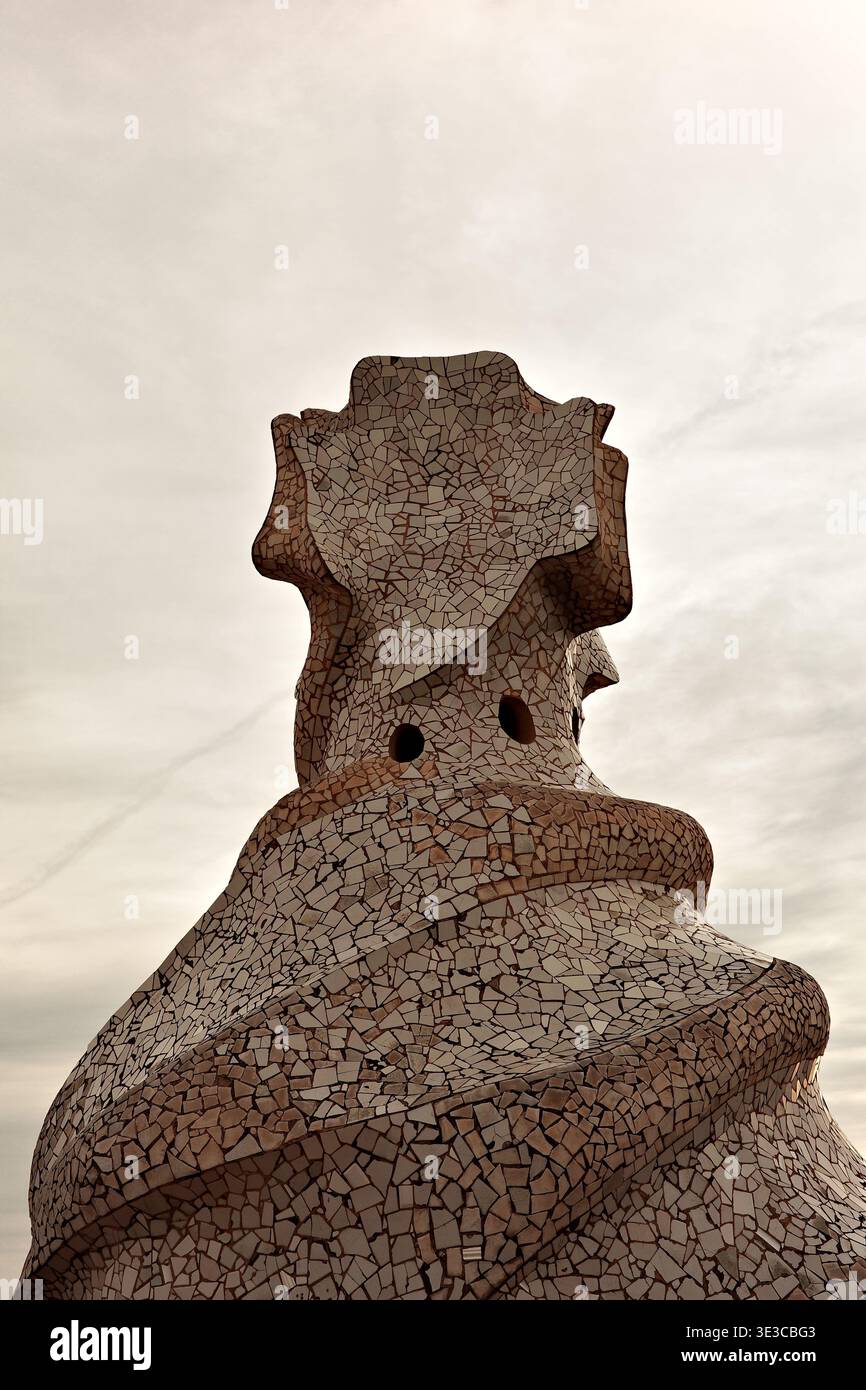 Primo piano di una pila di camini a mosaico sulla terrazza sul tetto di Casa Milà (la Pedrera), il monumento di Antoni Gaudí, patrimonio dell'umanità dell'UNESCO, Barcellona, Spagna. Foto Stock