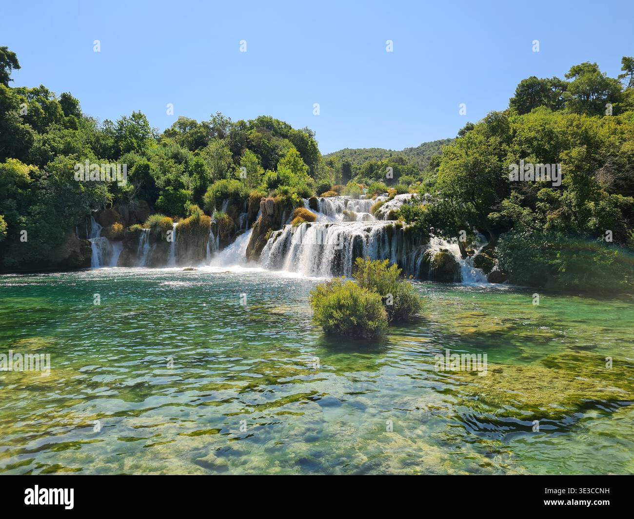 Vista grandangolare della cascata Skradinski Buk nel Parco Nazionale di Krka, Croazia. Foto Stock