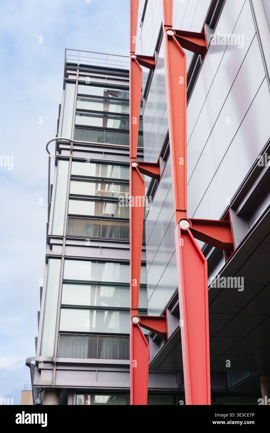 Londra, Inghilterra, Regno Unito - i quartieri centrali di Channel 4 di Richard Rogers & Partners, in inverno Foto Stock